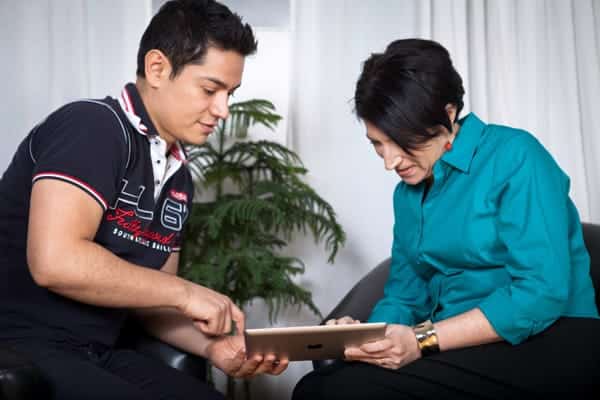 [IMAGE] Myrna Greenfield consults with client Daniel Hernandez of DH Studios.